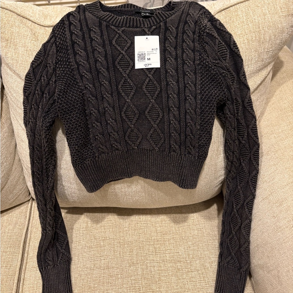 Dark grey sweater
Never worn
Heavy material